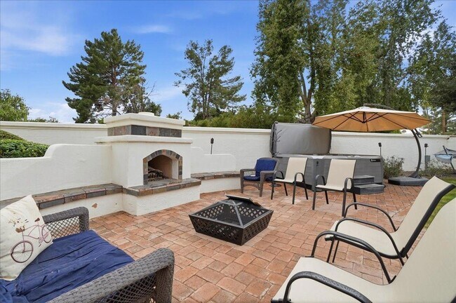 Building Photo - 1909 E Coral Tree Dr