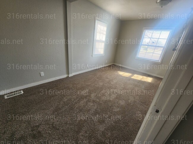Building Photo - $1,199 - 4 bedroom / 2.5 bathroom - Single Family Home