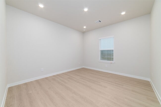 Building Photo - 5831 Westwood Shr Dr