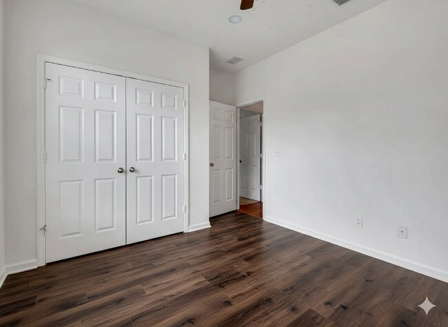 Building Photo - 3025 Four Oaks Blvd