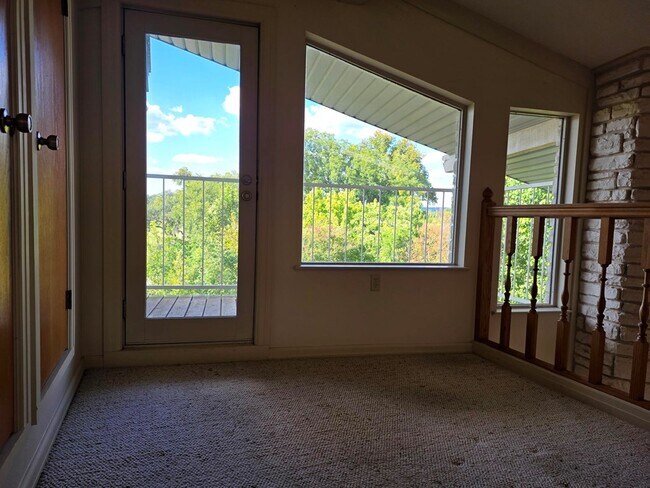 Building Photo - 2212 Rock Creek Dr