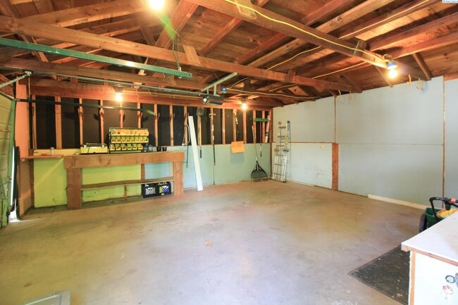 Building Photo - 2 BD, 1 BA with office, FURNISHED home