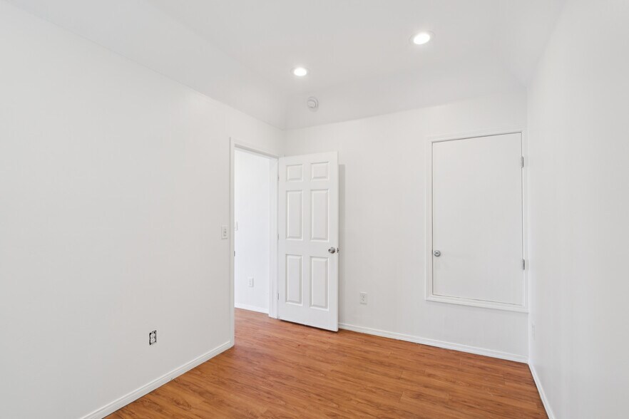 Building Photo - 6761 Del Playa Dr