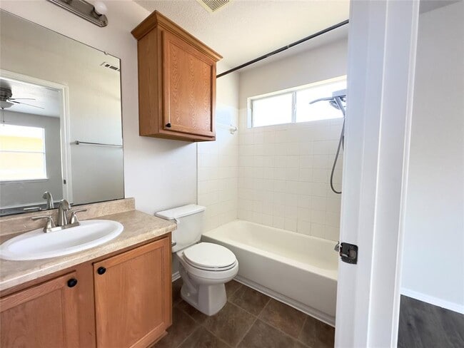 Building Photo - 513 Rolling Oak Dr