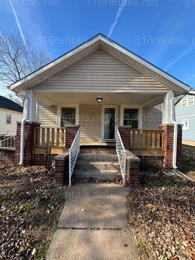 Building Photo - 2 bedroom 1 bath available NOW!