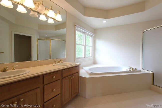 Building Photo - 18547 Clairmont Cir E
