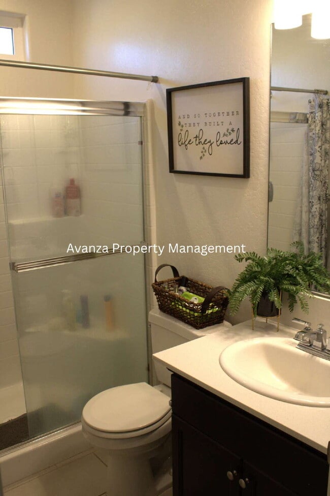 Building Photo - 1 Year Lease 4 Bed  3 Bath  Rent: $2,695 D...