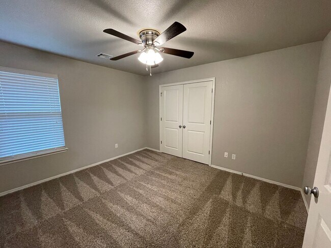 Building Photo - JENKS SCHOOLS - 3 bed with study and formal dining!!