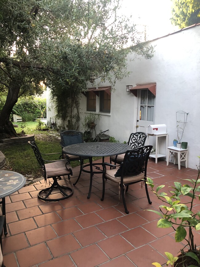 Shared patio - 2346 Cloverfield Blvd