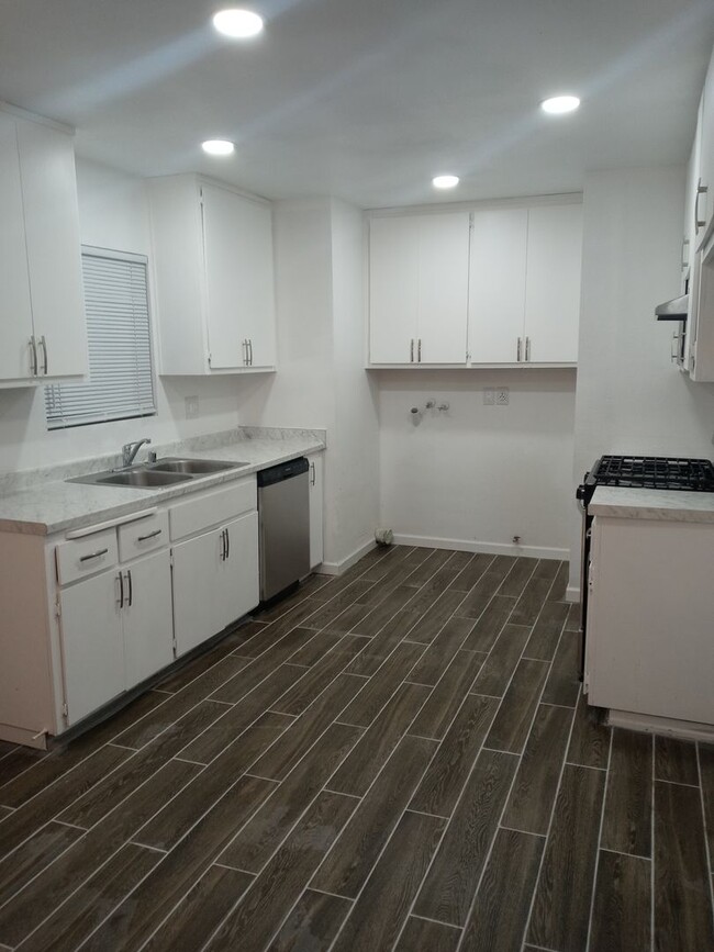 Building Photo - Upgraded 2b/1b duplex for rent!