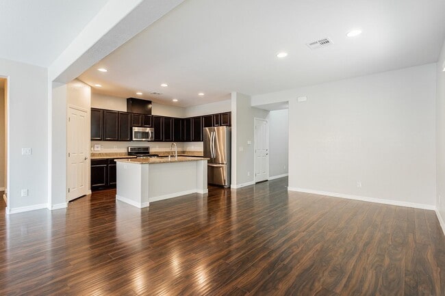 Building Photo - Exquisite 5 bedroom 4 bathroom home with fresh paint and new carpet waiting for you!