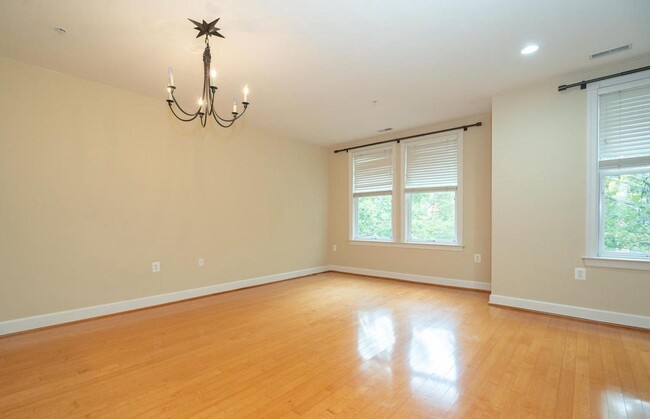 Building Photo - 1354 Monroe St NW