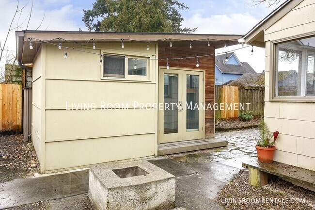 Building Photo - 8606 N Gloucester Ave