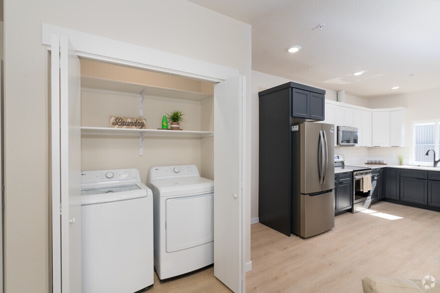 2BR, 2BA - 905SF - Laundry - Discover Clearwater Lofts!