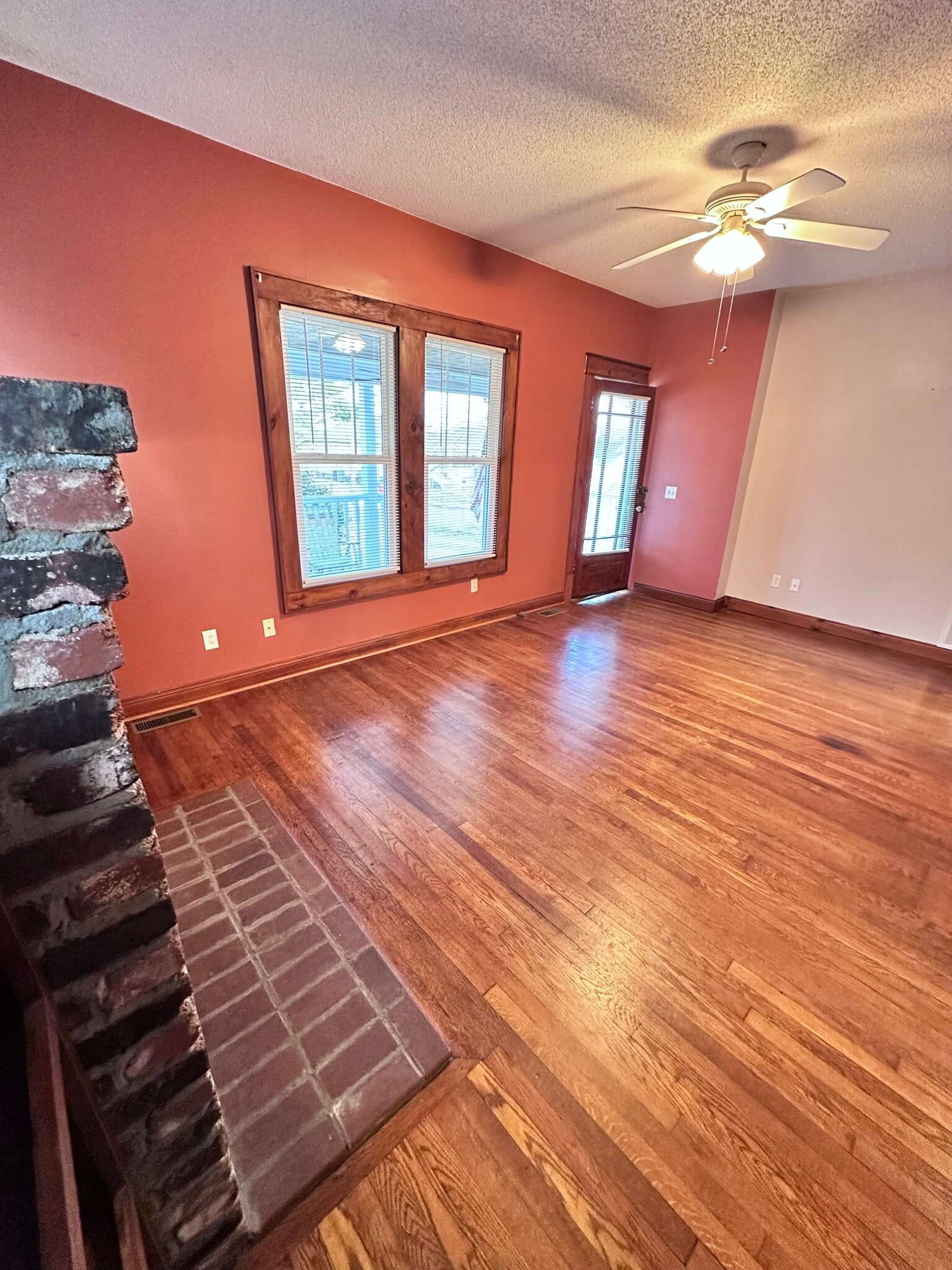 Building Photo - 923 E Hillcrest Dr