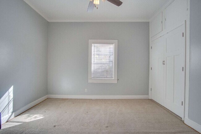 Building Photo - Charming 2-Bedroom Cottage Near Downtown P...