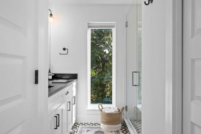 Building Photo - 1204 E 32nd St