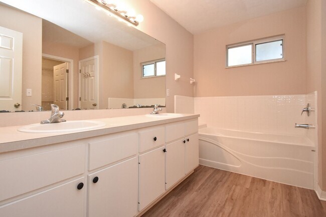Building Photo - 8318 SW 64th Place (Hickory Forest)