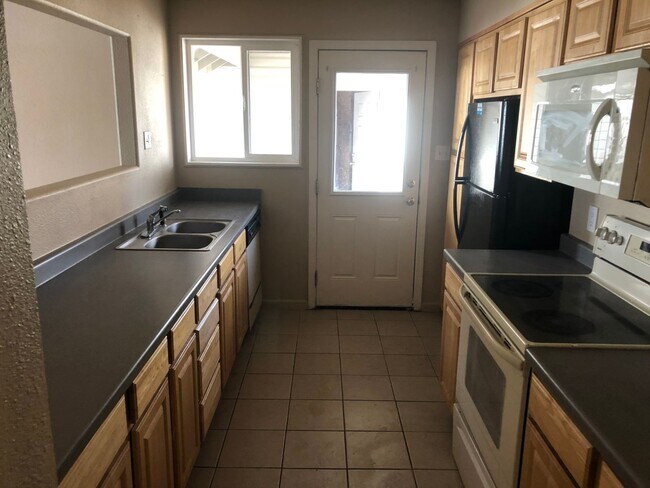 Building Photo - 3 bed/1 bath/1 car garage home for rent in N. Reno