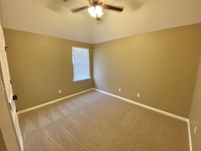 Building Photo - Stonebriar- Spacious 4 Bedroom 2.5 Bath Ho...