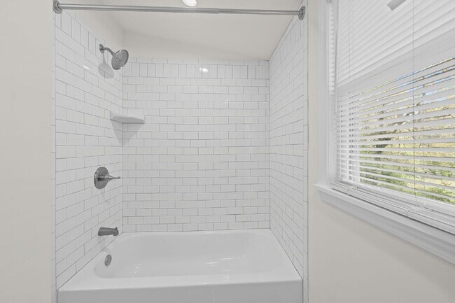 Building Photo - 441 Oak Dr