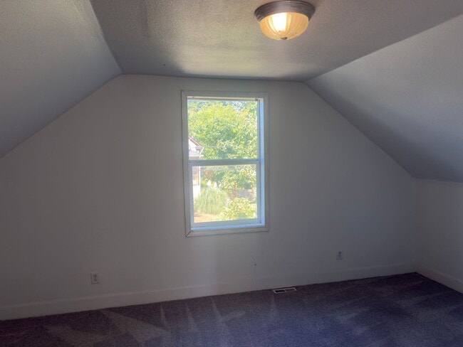 Building Photo - North Irvington Gem!