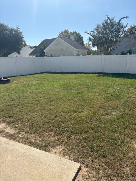 Privacy fence/ nice backyard - 150 Stoney Xing