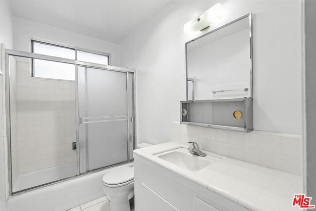 Building Photo - 15529 Moorpark St