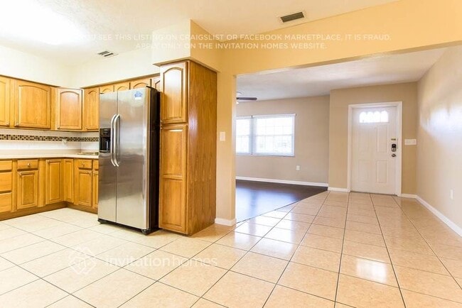 Building Photo - 618 15th Ave Dr E
