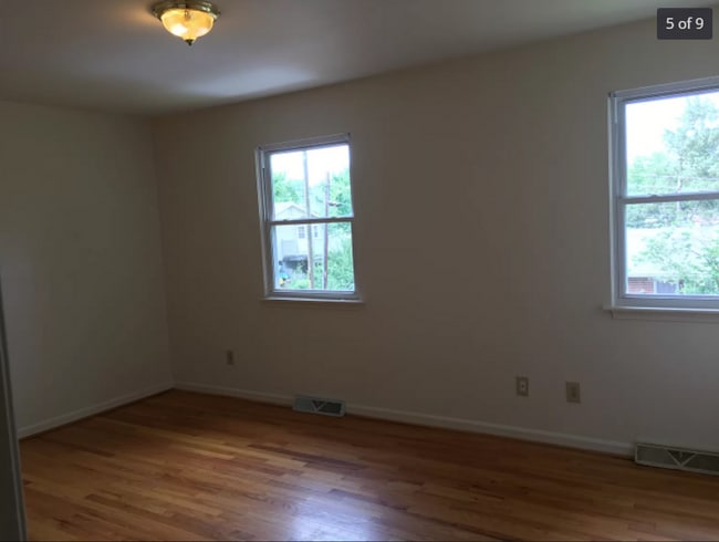 Building Photo - 3 Bedroom & 2.5 Bathrooms Minutes from Downtown!