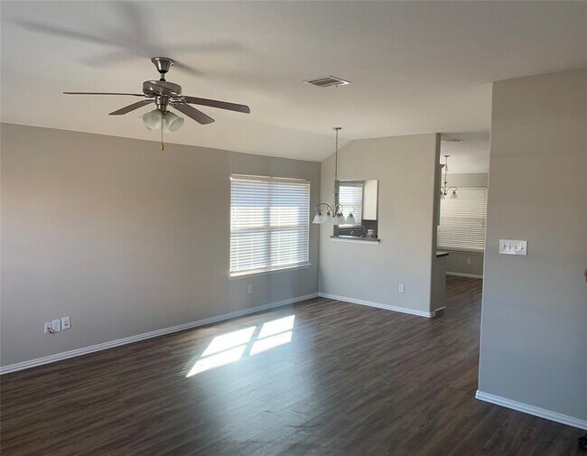 Building Photo - 604 Savanna Dr