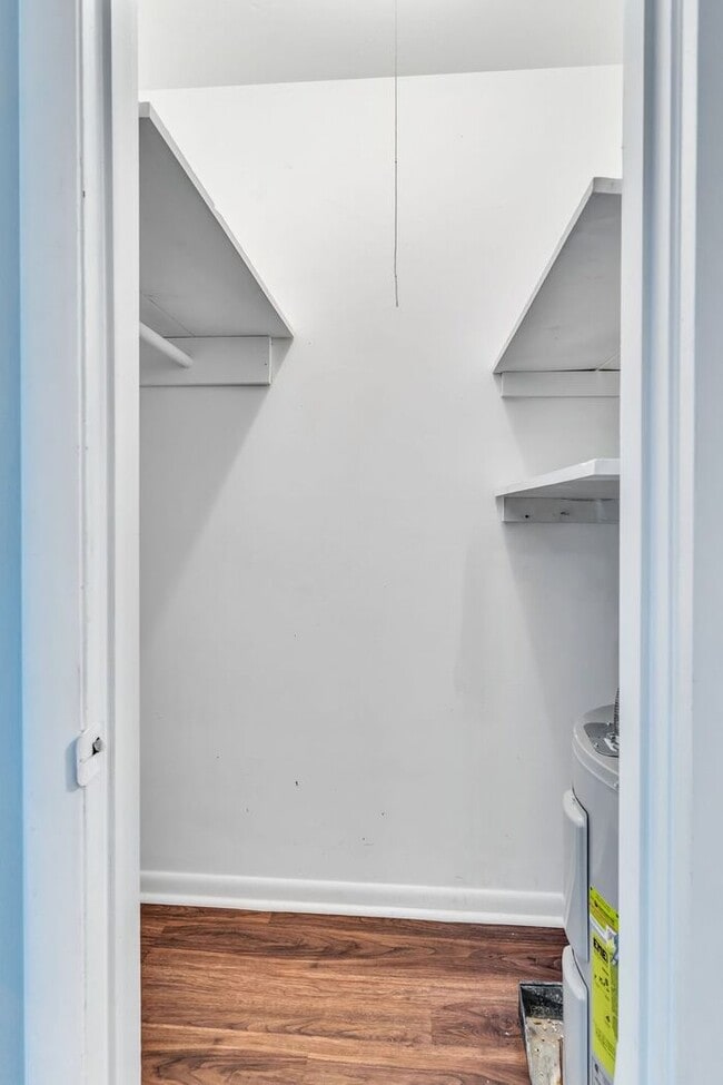 Building Photo - 2 Bedroom Unit was recently renovated. Live walking distance from the downtown square or steps fr...