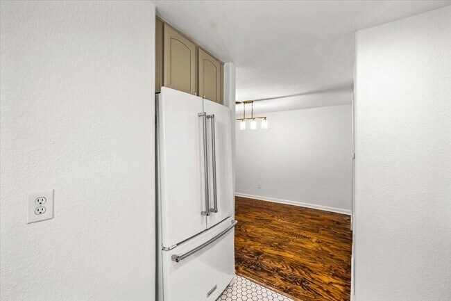 Building Photo - 5522 Avenue O 1/2