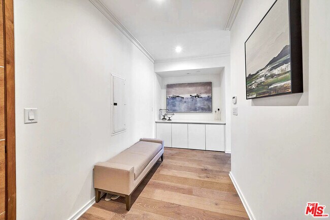 Building Photo - 132 N Swall Dr