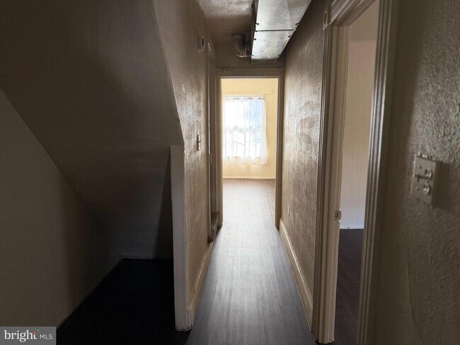 Building Photo - 112 W Main St