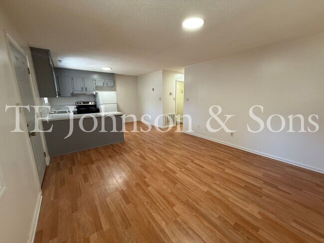 Building Photo - 1506 Oakshire-Water Included