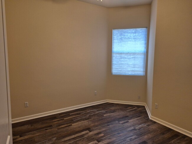 Building Photo - MAY MOVE IN SPECIAL - $500.00 of 2nd Month