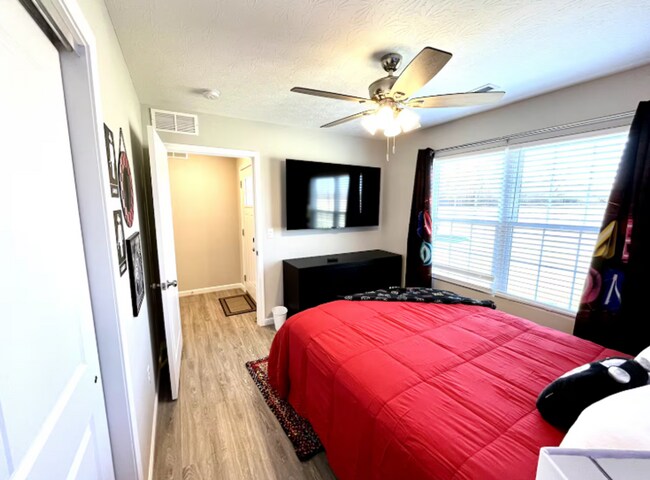 Building Photo - Vibrant 4 Bedroom Getaway with Hot Tub