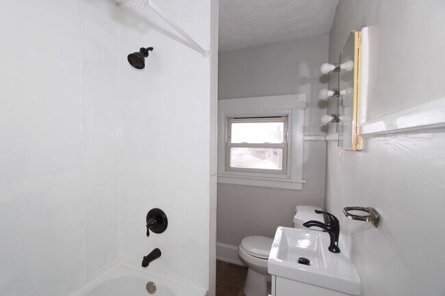 Building Photo - 202-204 Harrison Street Middletown OH 45042