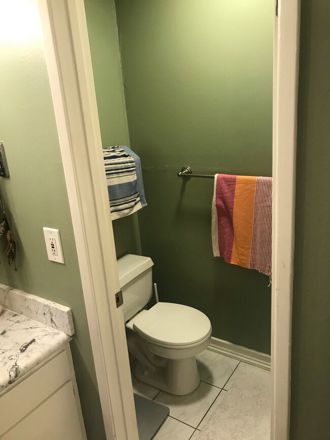 Bathroom (with furnishings) - 7742 Redlands St