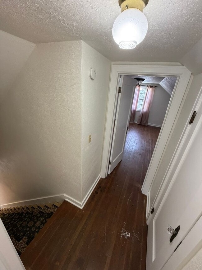 Building Photo - Charming 3 Bedroom with a Large Fenced Yard!