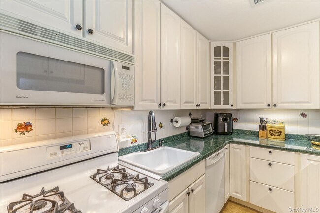Building Photo - 48 Pointe Cir S
