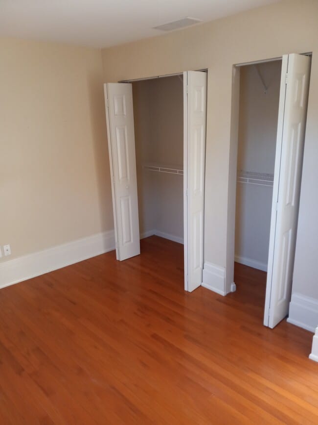 Building Photo - 904 E Chestnut St