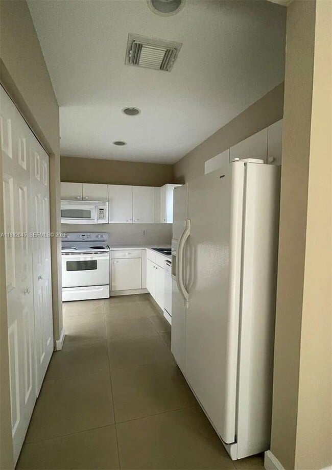 Building Photo - 390 NE 35th Ave