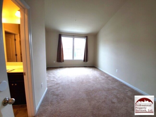 Building Photo - Beautiful Luxury Townhome Near Everything!