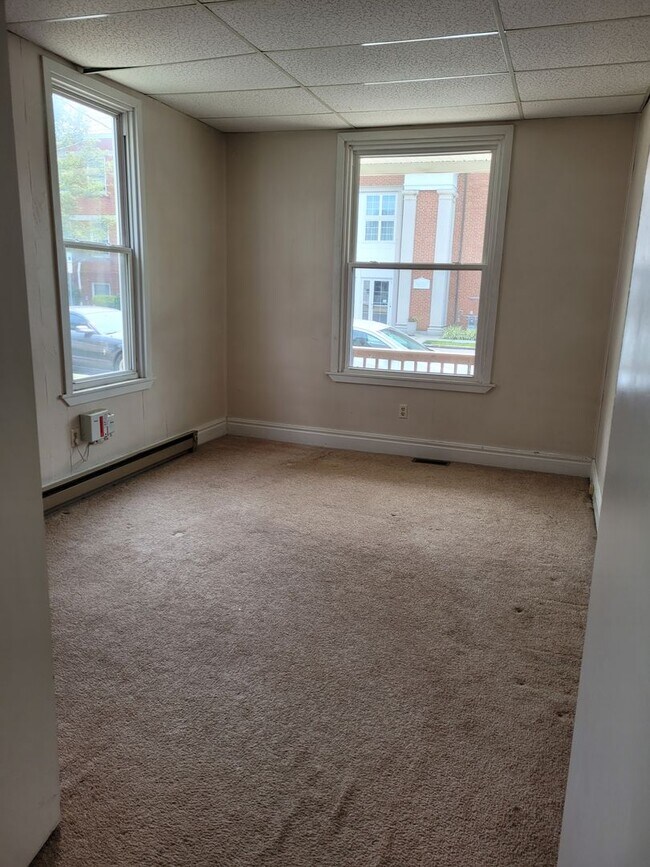 Building Photo - 44 N Chestnut St