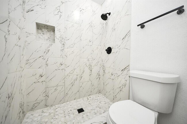 Building Photo - 2614 Village Cir Dr