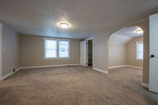 Building Photo - 3 Bedroom / 2 Bath Home with Garage off 45th and Leavenworth!