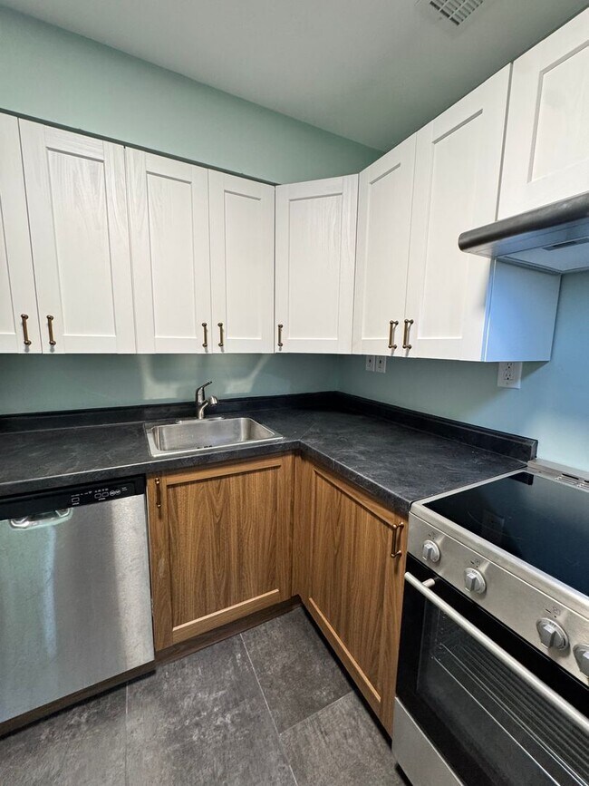 Building Photo - Spacious 4-Bedroom Home with 2 Kitchens | West Ann Arbor