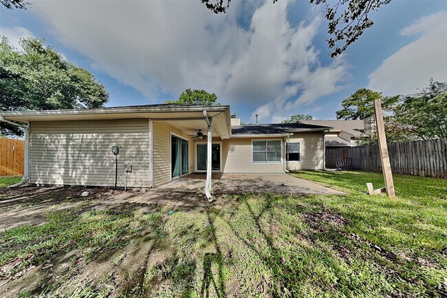 Building Photo - 8614 Lake Crystal Dr